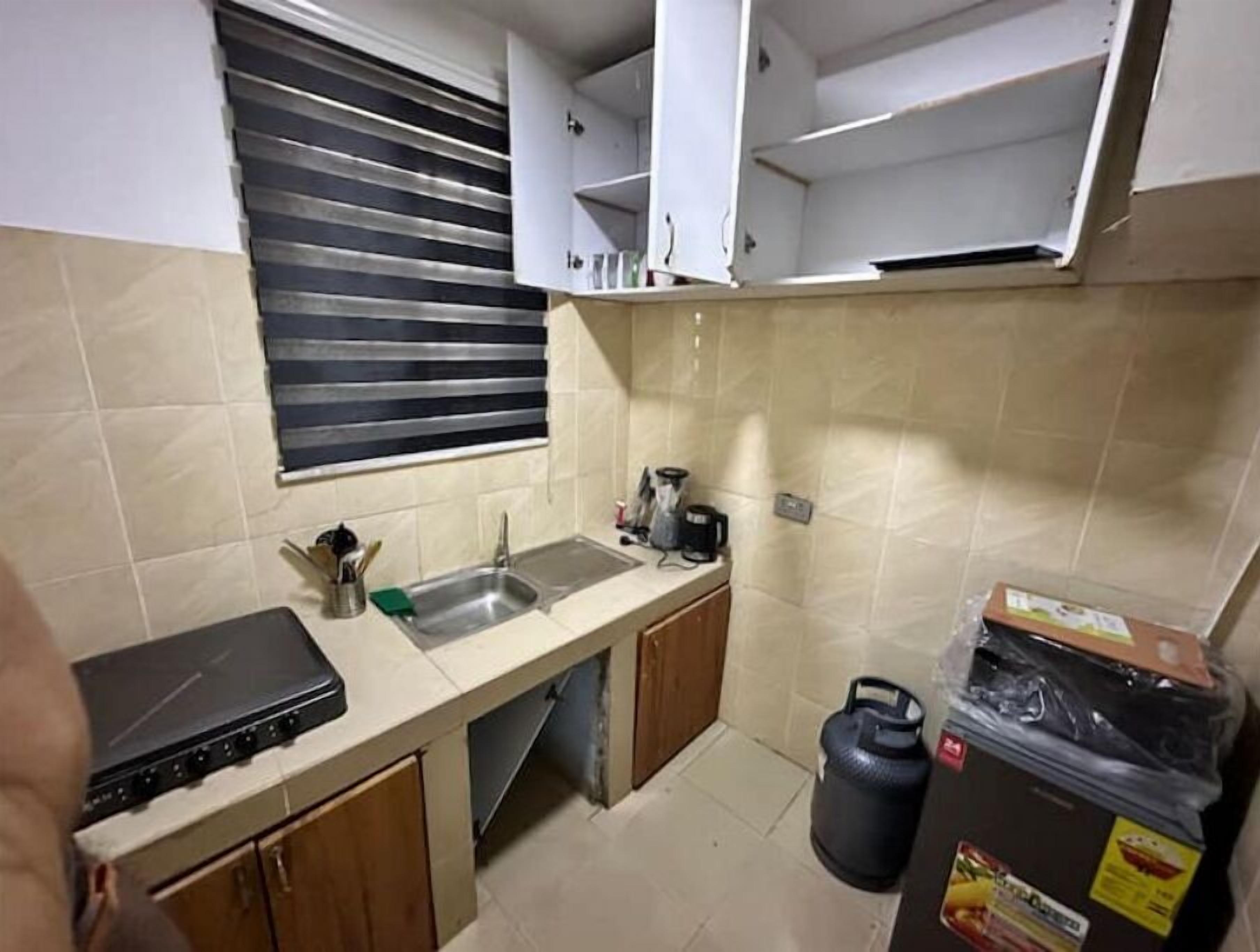 Refrigerador, microondas, parrilla de estufa y tetera eléctrica 