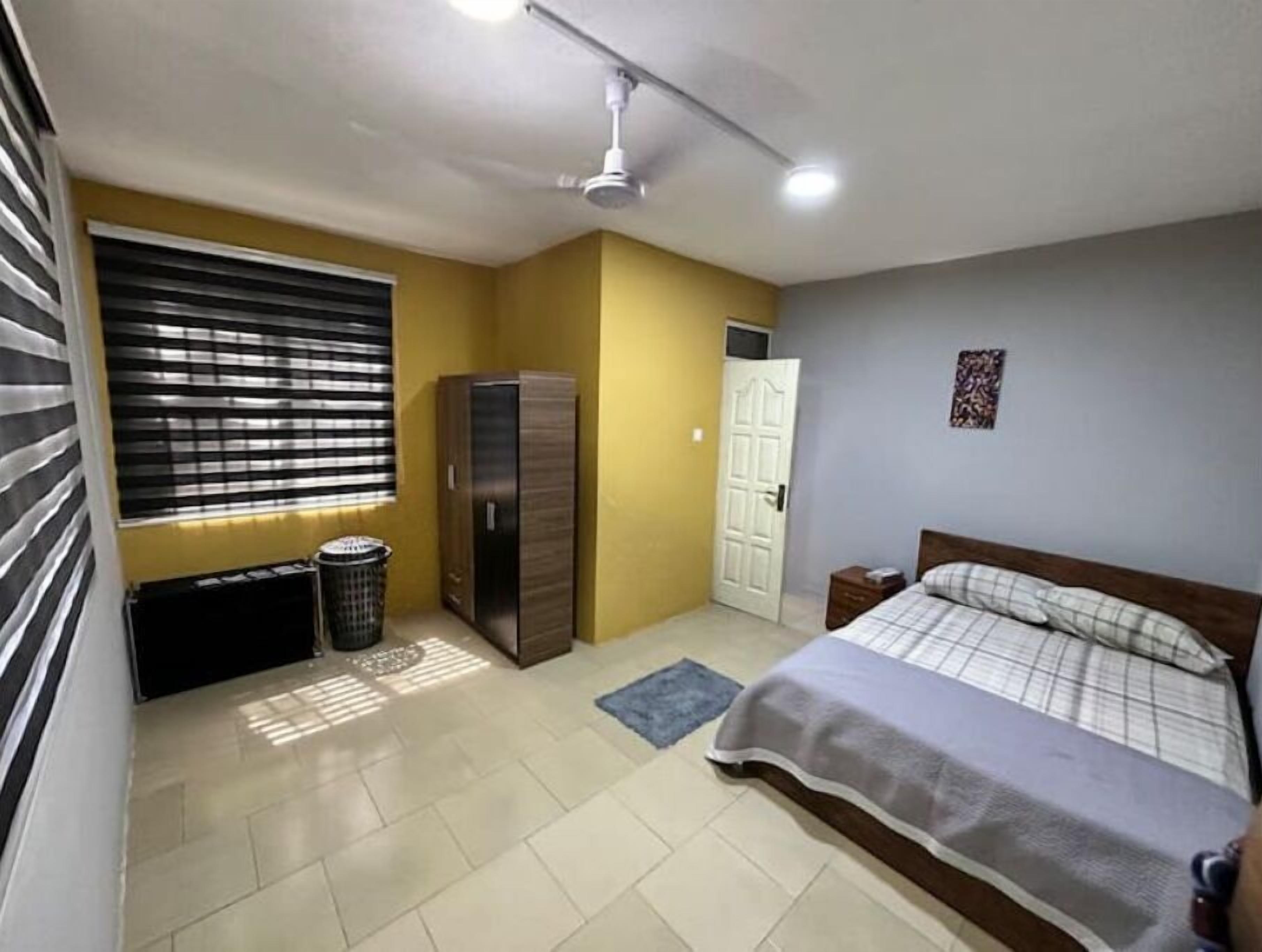 1 habitación, escritorio, tabla de planchar con plancha y wifi 