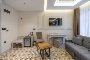 Habitación superior con 1 cama matrimonial o 2 individuales | Minibar, caja de seguridad en la habitación y decoración personalizada