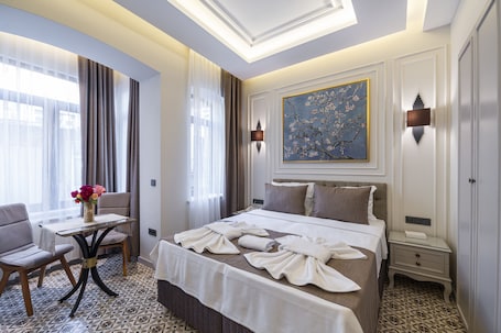 Minibar, caja de seguridad en la habitación y decoración personalizada