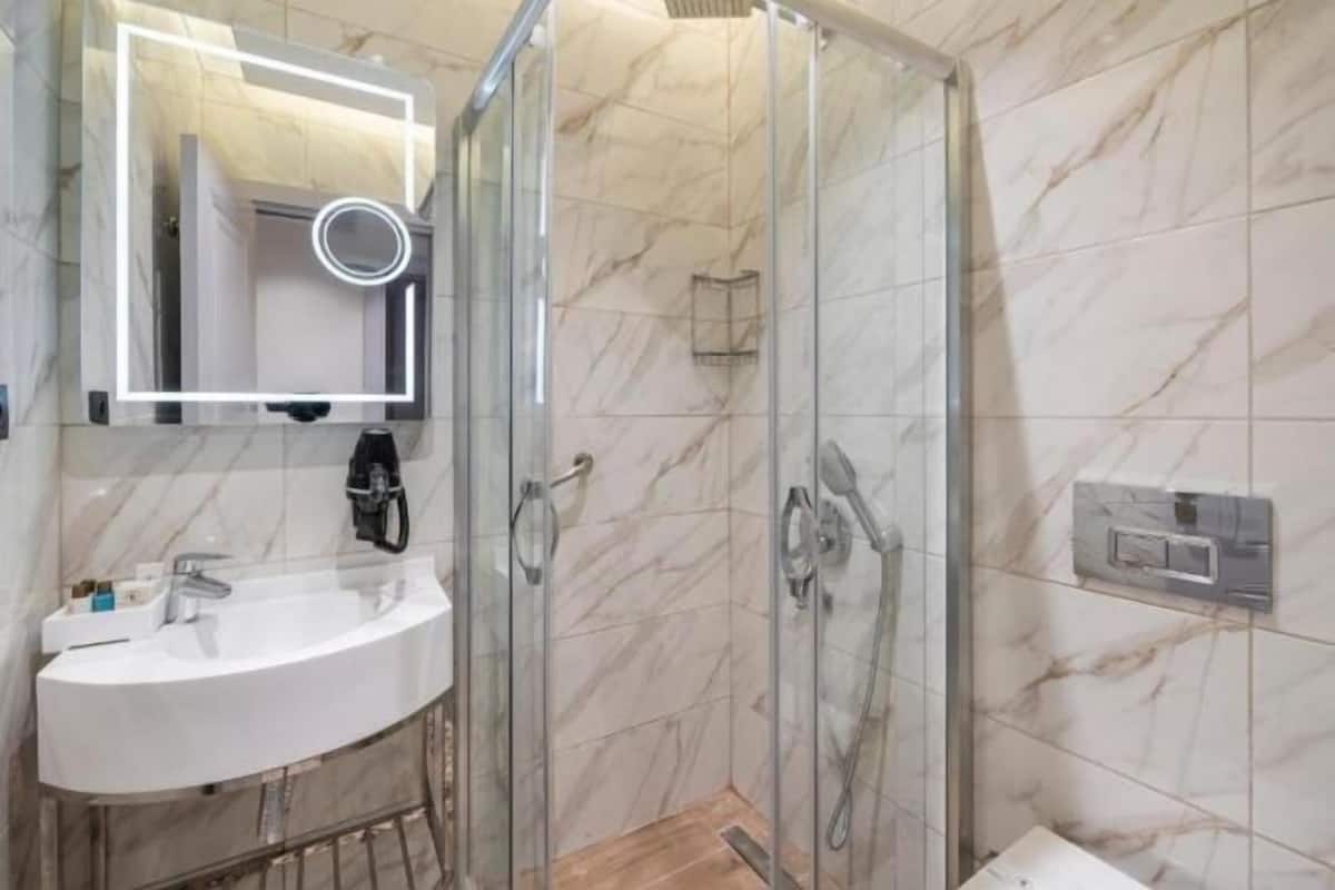 Shower, rainfall showerhead, free toiletries, hair dryer