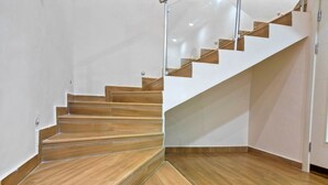 Eine Treppe mit Holzbodenstufen und einer Glasreling.