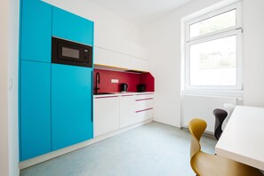 Apartamento família | Cozinha privada | Geladeira, micro-ondas, fogão, cooktop