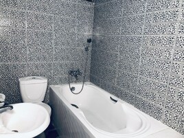 Bañera y ducha independientes, cabezal de ducha tipo lluvia
