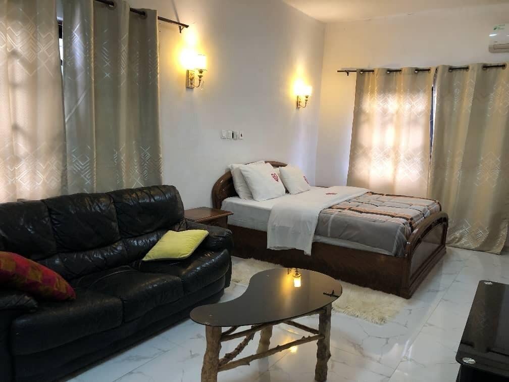 1 bedroom, down comforters, pillowtop beds, desk