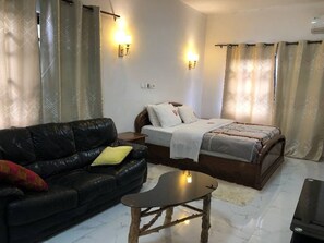 1 bedroom, down comforters, pillowtop beds, desk - Odo So Royal Hotel (Akosombo)
