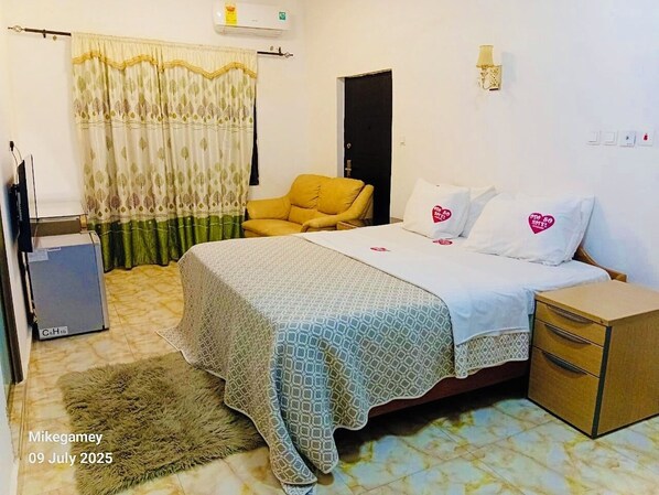 1 bedroom, down comforters, pillowtop beds, desk - Odo So Royal Hotel (Akosombo)
