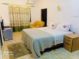 1 bedroom, down comforters, pillowtop beds, desk
