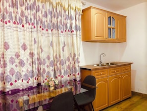 Microwave, eco-friendly cleaning products, dining tables - Odo So Royal Hotel (Akosombo)
