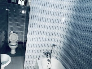 أحواض استحمام وحجيرات دش منفصلة، دُش غزير
