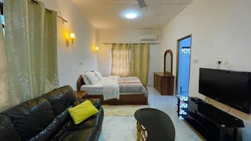 1 bedroom, down duvets, pillow-top beds, desk