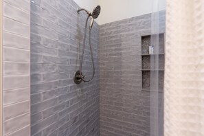 Combined shower/tub, towels