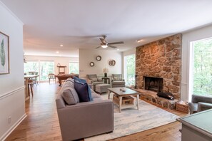 Smart TV, fireplace