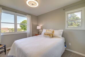 3 bedrooms, iron/ironing board, travel cot, Internet - Beautiful Bellaire Home w/ Amenities, 4 Mi to Lake (Bellaire)