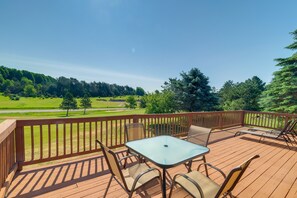Outdoor dining - Beautiful Bellaire Home w/ Amenities, 4 Mi to Lake (Bellaire)