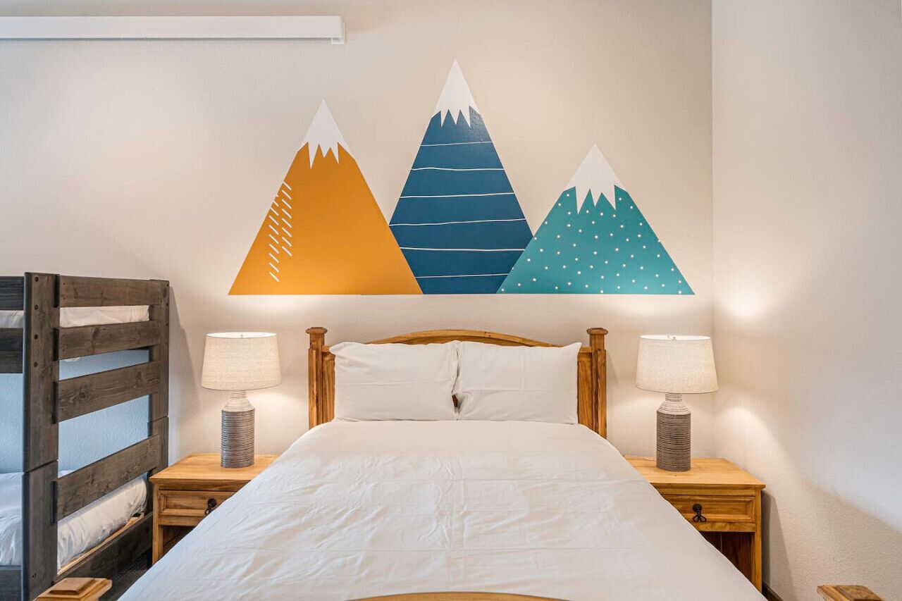 3 bedrooms, desk, iron/ironing board, travel cot