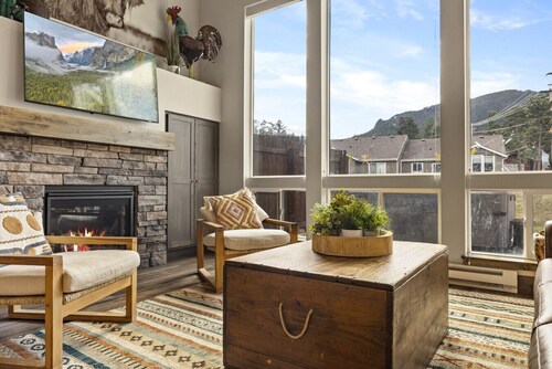 Hot tub! Dogs OK! King Bed & Fireplace, Near Park