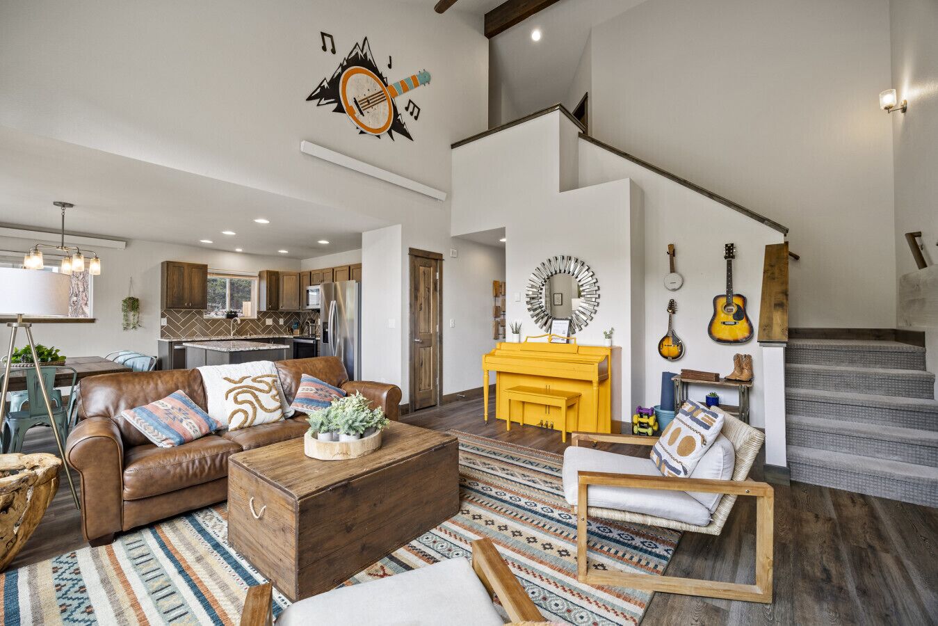 Televisio, takka, videopelejä, pöytätennispöytä