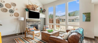 Hot tub! Dogs OK! King Bed & Fireplace, Near Park