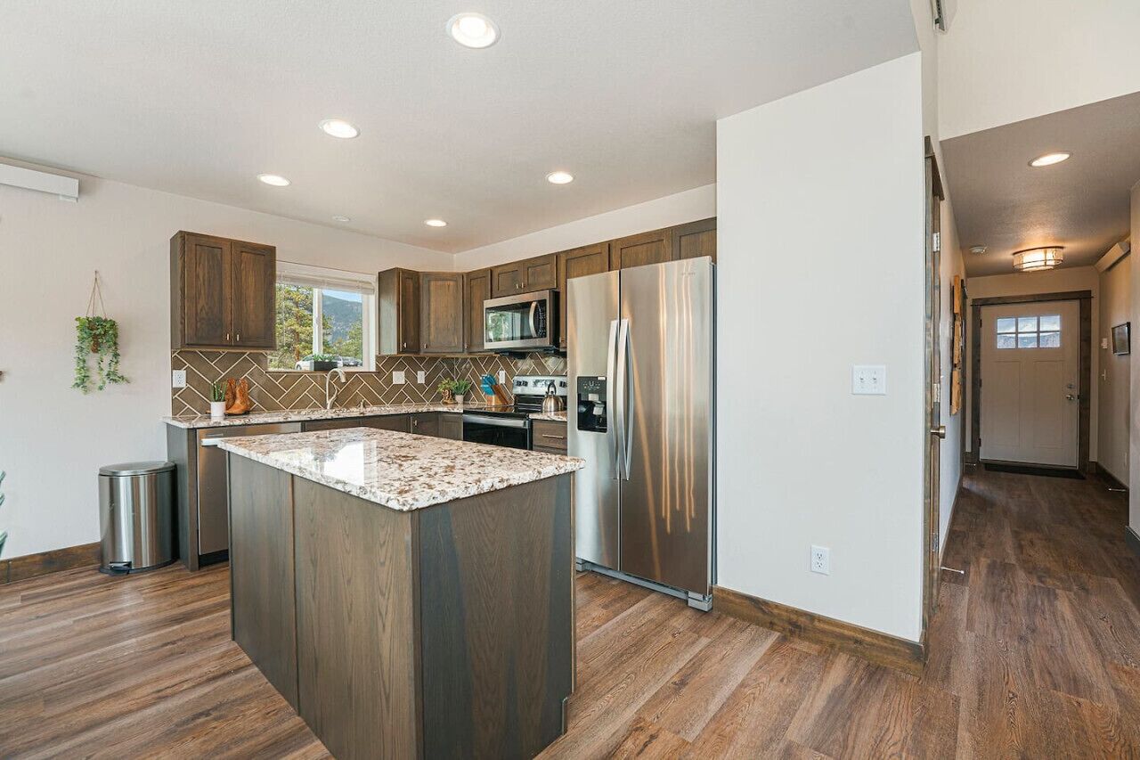 Jääkaappi, mikroaaltouuni, uuni, liesi