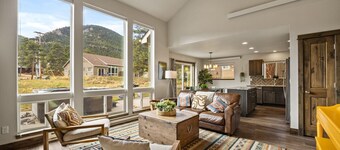 Hot tub! Dogs OK! King Bed & Fireplace, Near Park