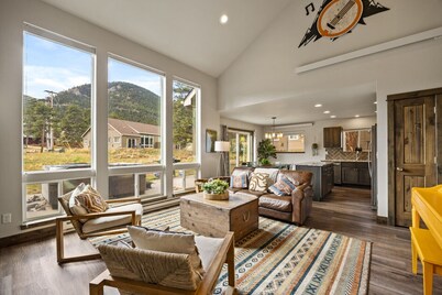 Hot tub! Dogs OK! King Bed & Fireplace, Near Park