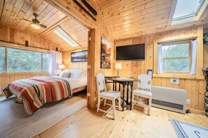 1 soverom, skrivebord, strykejern/-brett og wi-fi (inkludert)