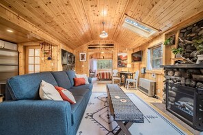 Fernseher, Kamin, Bücher