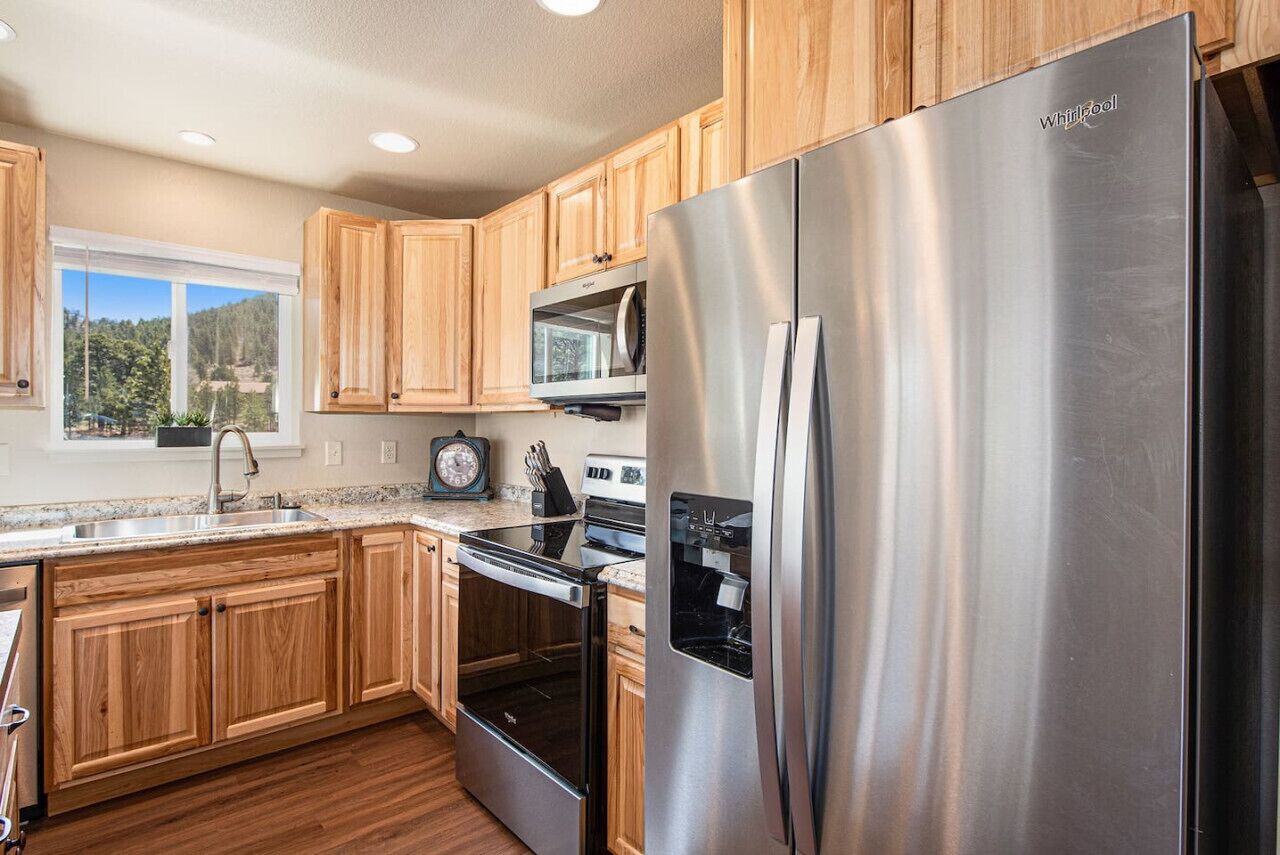 Kjøleskap, mikrobølgeovn, ovn og kokeplater