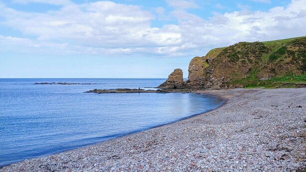 A pebbled beach with a rocky cliff and a clear sky. - 3 bedroom accommodation in Fraserburgh (Fraserburgh)