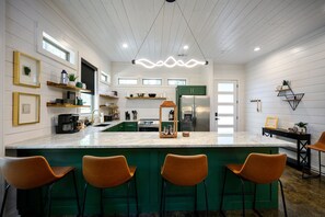 فرن، موقد طهي مسطح، غسالة أطباق، ماكينة لصنع القهوة/الشاي