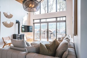 Smart-TV, Kamin, Stereoanlage