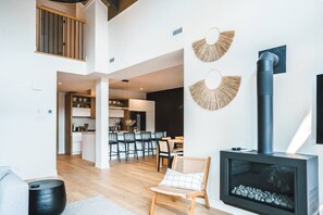 Smart TV, fireplace, stereo