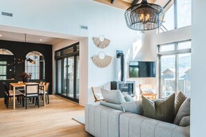 Smart-TV, Kamin, Stereoanlage