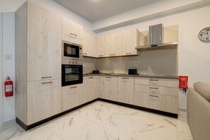 冷蔵庫、電子レンジ、オーブン、トースター