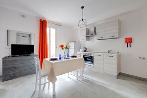 Kühlschrank, Mikrowelle, Ofen, Toaster