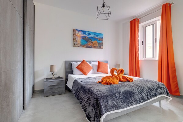 1 chambre, fer et planche à repasser