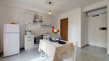 Kühlschrank, Mikrowelle, Ofen, Toaster