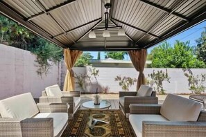 Terrace/patio - Lovely Home with Patio By Universal & Hollywood - Casa Rosa (Los Angeles)