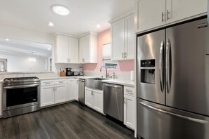 Fridge, microwave, oven, stovetop - Lovely Home with Patio By Universal & Hollywood - Casa Rosa (Los Angeles)