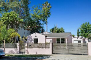 Exterior - Lovely Home with Patio By Universal & Hollywood - Casa Rosa (Los Angeles)