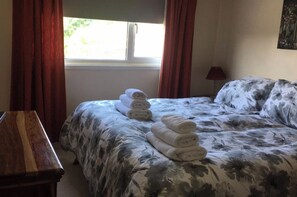 2 bedrooms, free WiFi, bed sheets - 2-bed House Sleeps 4 - Enclosed Garden - Tv & Wifi (Salisbury)