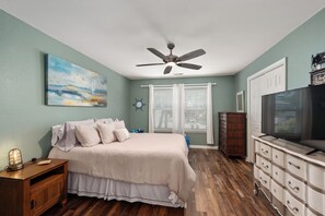 2 bedrooms, desk, iron/ironing board, free WiFi -  WATERFRONT Property on KDH Bike Path with water access, bikes, kayak, and canoe (Kill Devil Hills)