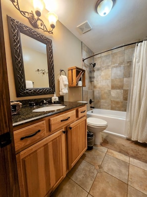 Haartrockner, Handtücher, Seife, Toilettenpapier