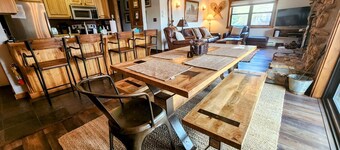 Cozy Mt. Crested Butte Condo, Walking Distance to Slopes! Hot Tub!