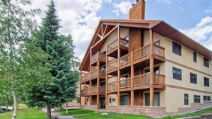 Un edificio de varios pisos con fachada de madera y balcones.