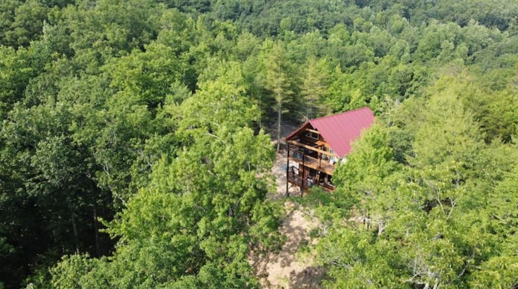 Eine Hütte, umgeben von dichtem Wald.