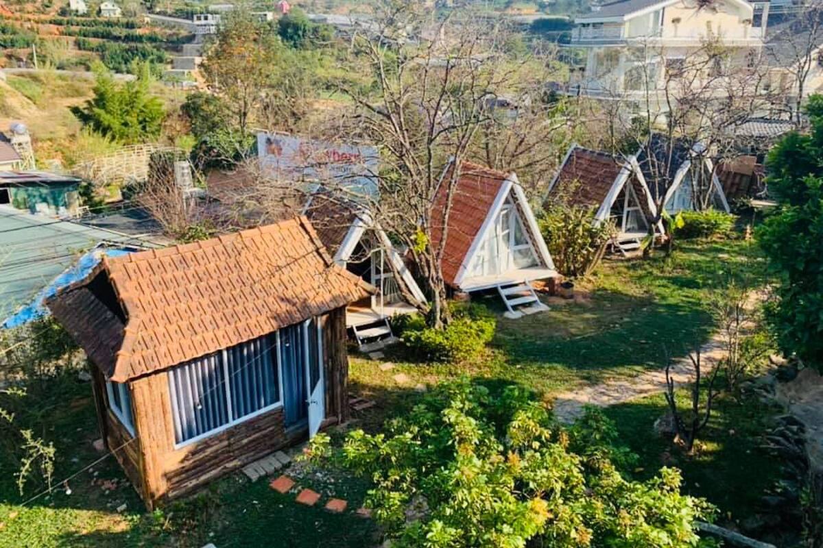 Peralatan tempat tidur hipoalergenik, meja, ruang kerja komputer riba 