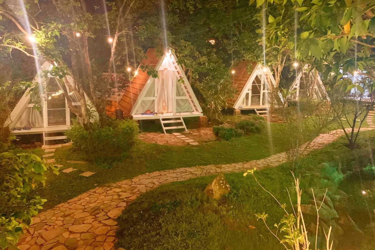 Peralatan tempat tidur hipoalergenik, meja, ruang kerja komputer riba 