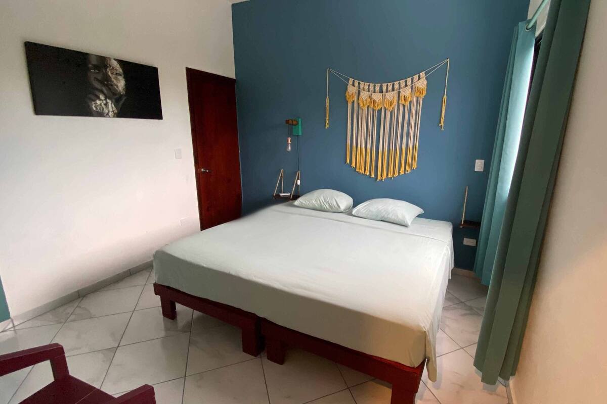 Habitación doble estándar | Decoración personalizada, muebles diferentes y cortinas blackout